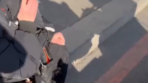 取12万现金挂电瓶车把手上全丢了，塑料袋破裂女子崩溃大哭