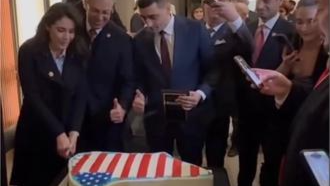 这么赤裸裸的吗？美国议员们切食“格陵兰岛蛋糕”