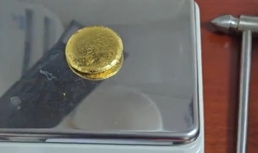 男子用一堆SIM卡芯片废料，炼出191克黄金