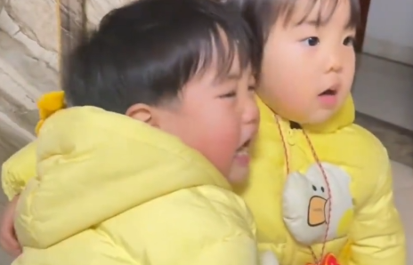 龙凤胎宝宝3年前后对比，哥哥依旧爱哭，妹妹依旧情绪稳定
