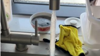 安徽蚌埠一女子一觉醒来，家里水龙头、盆都冻住了