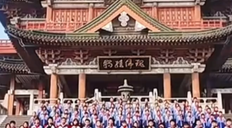 近400名小学生与老师在滕王阁前诵读千古名篇