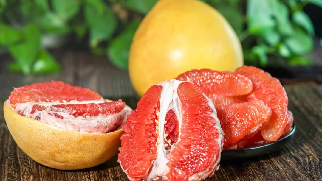 柚子这种水果堪称冬季“营养小矿”，补水、低卡、高维C