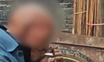 江西一大爷抽烟把房子烧了，逃生现场当着消防员淡定点烟压惊