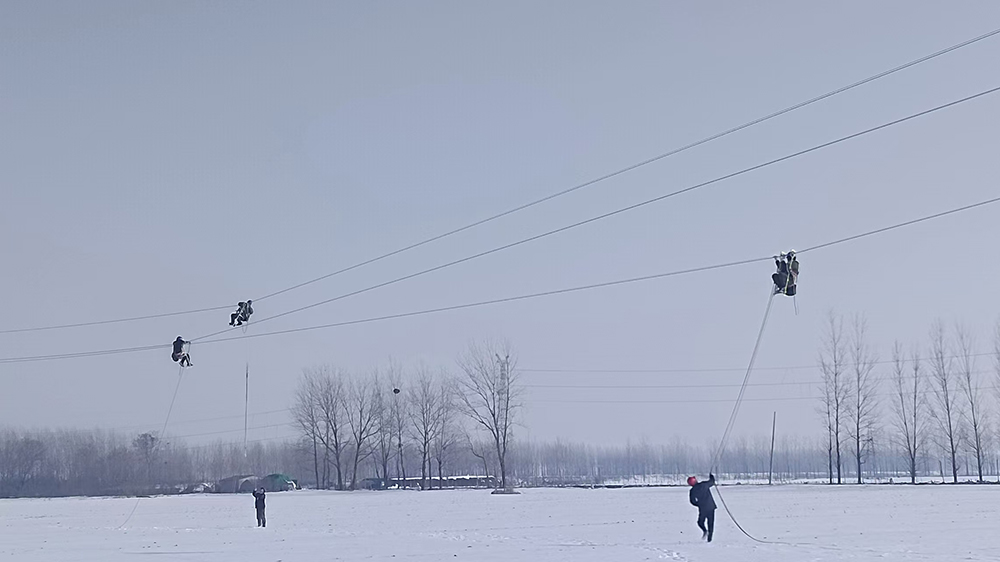 国网上蔡县供电公司为线路加装防舞动装置