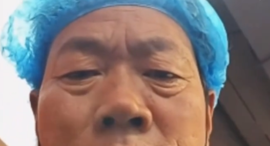 儿子打视频要钱 女友现身父亲秒变脸