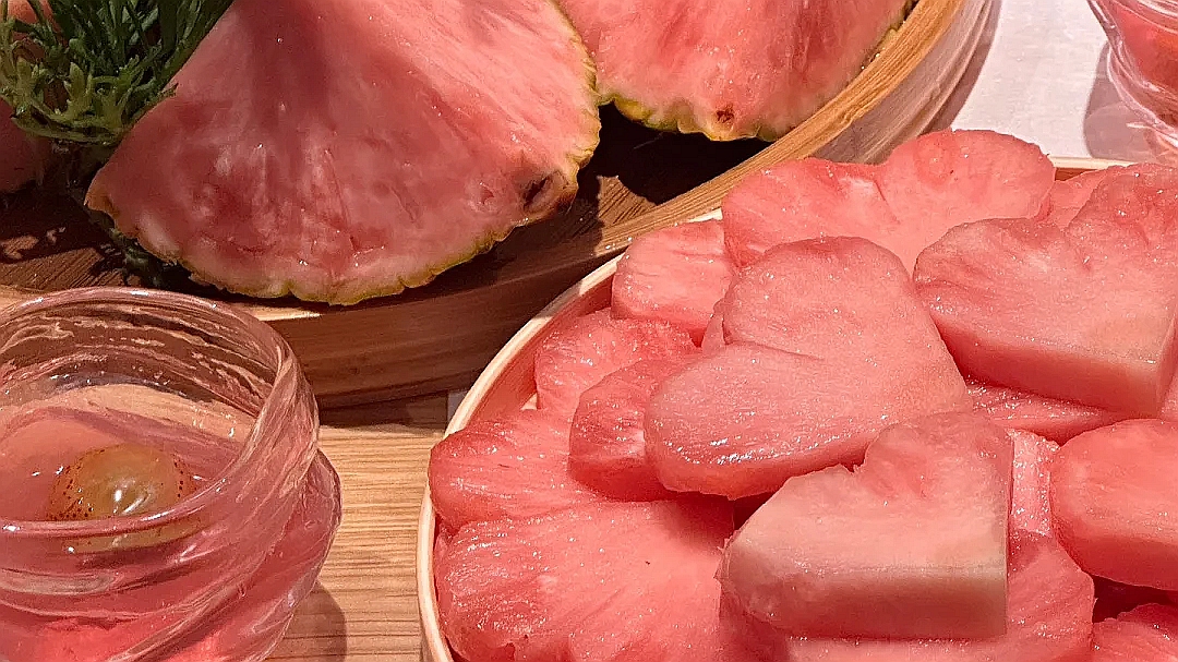 800元一个的粉菠萝是收“颜色税”吗？