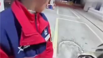男子自曝给摩托车加油被拒，直接将汽油喷在地上 被警方拘留