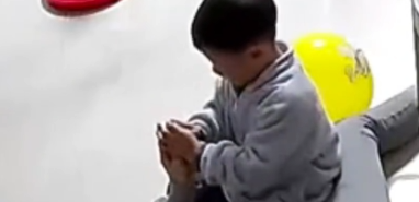 妈妈突然晕倒 5岁儿子冷静急救 看到爸爸回来后泪崩了