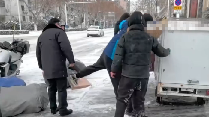 快递车雪中侧翻众人纷纷上前帮忙