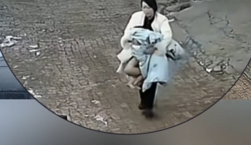 清晨赶学名场面，妈妈用被子裹娃上车，结果只兜住了个头