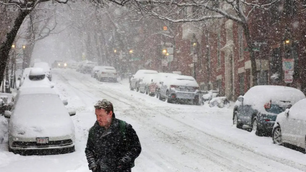 特大冬季风暴来袭 美国三分之二人口面临冰雪灾害