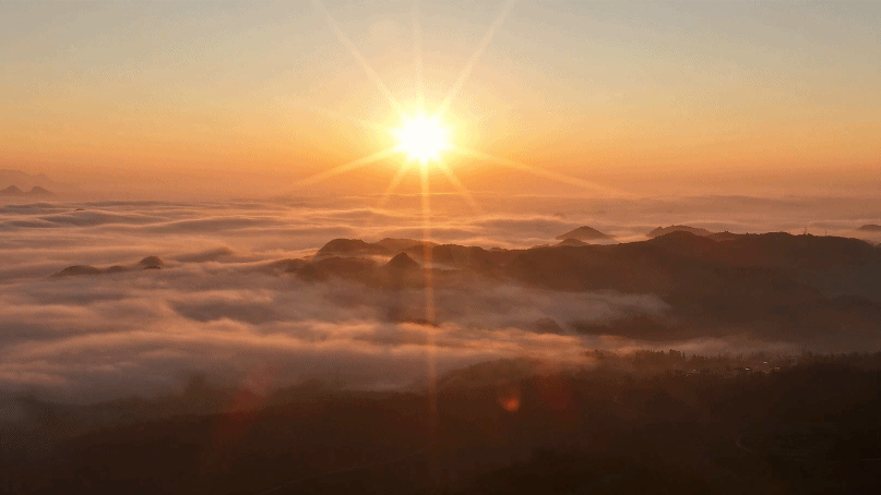 万峰山云海翻涌 似水墨丹青