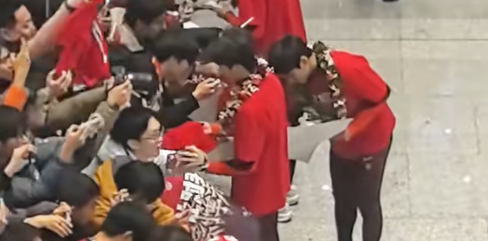 直击U23国足抵京：机场瞬间沸腾 球迷高呼“中国队加油”