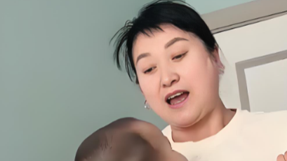 10个月宝宝35斤，姥姥累到大喘气，连脸都在使劲