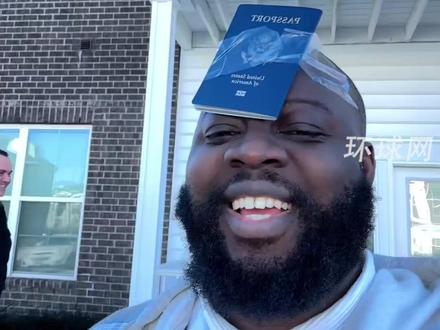 美国人出行新方式！将护照绑在头上，应对美国特工随时突袭