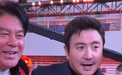 46岁沈腾“追星”71岁朱时茂，两代喜剧人同框