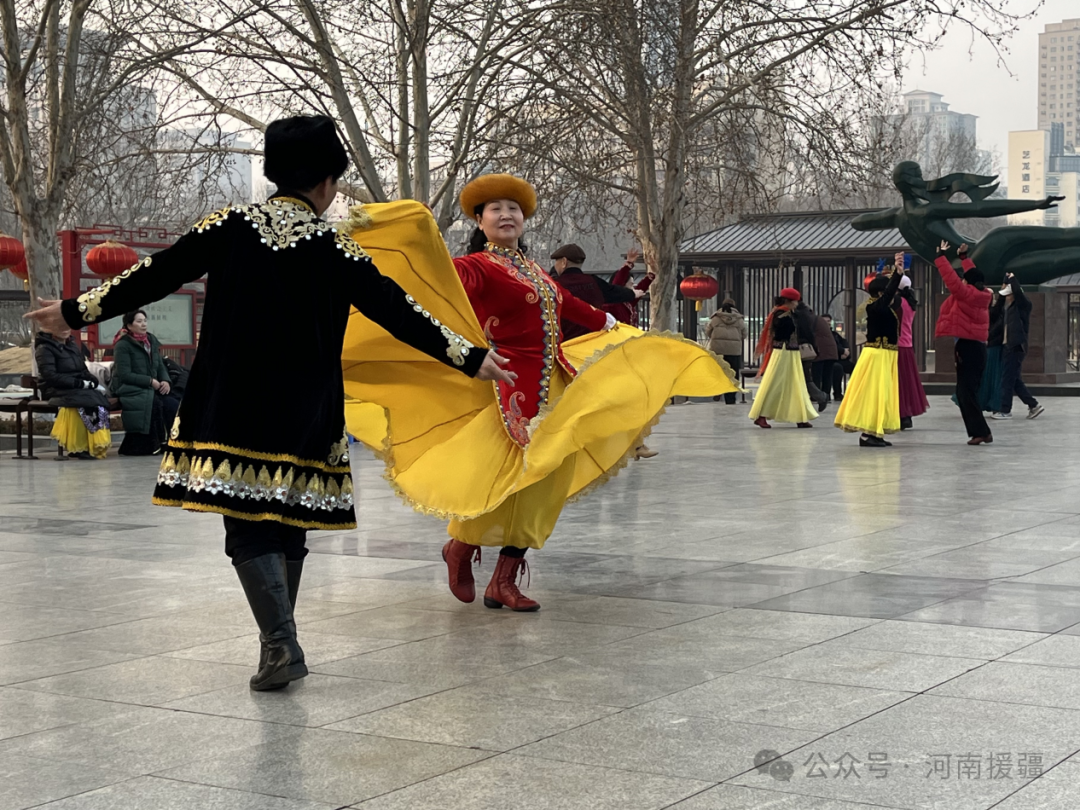 绿城广场的新疆舞 跳出“豫疆一家亲”