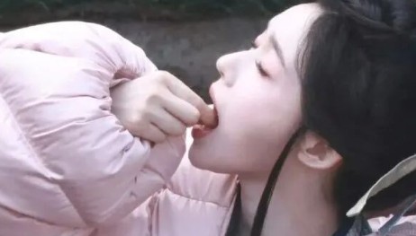 女明星被曝片场吃小药丸“抗累”，医生警告：别乱用