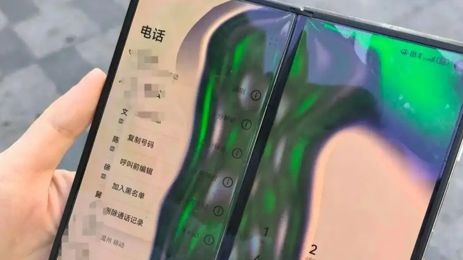 折叠屏到了东北变“碎碎冰”？网友吐槽屏幕被冻成“极光色”