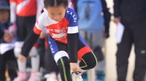 7岁轮滑女孩过20个桩仅5.3秒，网友：我走路都没她丝滑