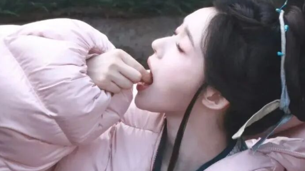 林允被曝片场吃小药丸“抗累”，医生警告：别乱用！