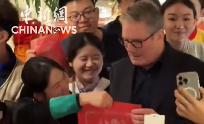 英国首相斯塔默现身北京三里屯吃云南菜