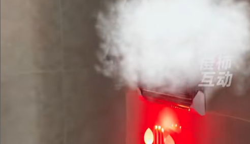 邻居在楼道里乱放鞋架，女子投诉无果后挂婆婆遗像反击