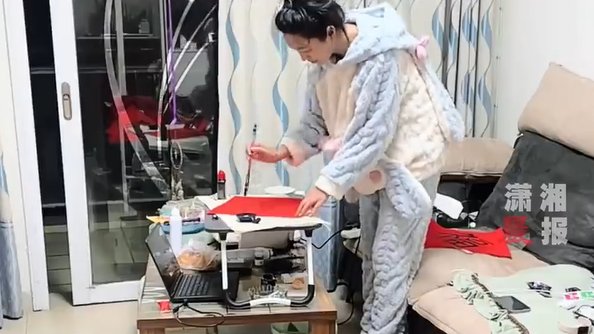 合川“闯祸”女孩计划送一万份手写春联，网友喊话合川文旅