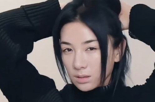 黄奕48岁素颜状态“骨相抗老标杆”：同龄人颜值天花板