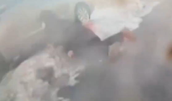 女子下车滑倒被丈夫开车碾过，打电话哭诉：你是真不看后视镜