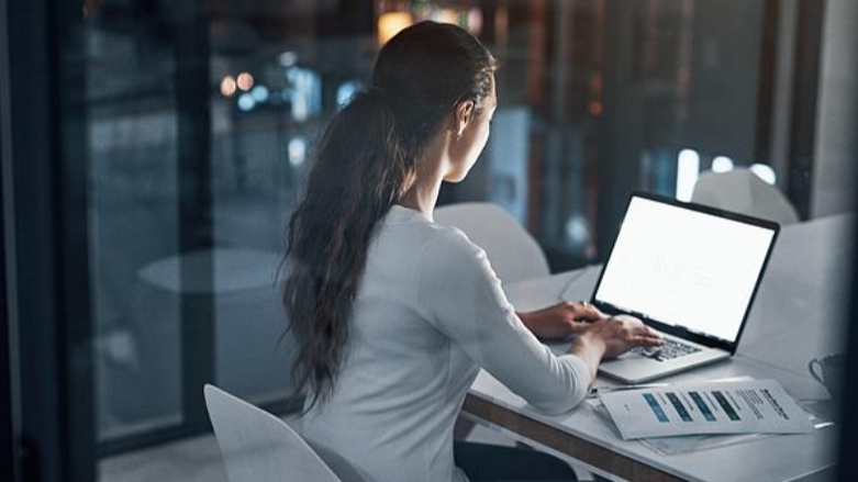 每30分钟起身 5个动作拉伸 上班族久坐自救指南