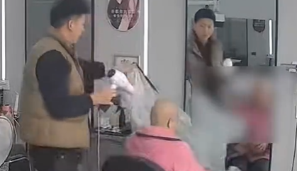 店主得知顾客剃光头缘由后免单：小小的一个善举