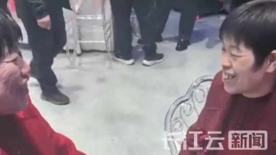 婆婆和亲妈竟长一个样？山东婚礼亲家撞脸，宾客：像双胞胎！