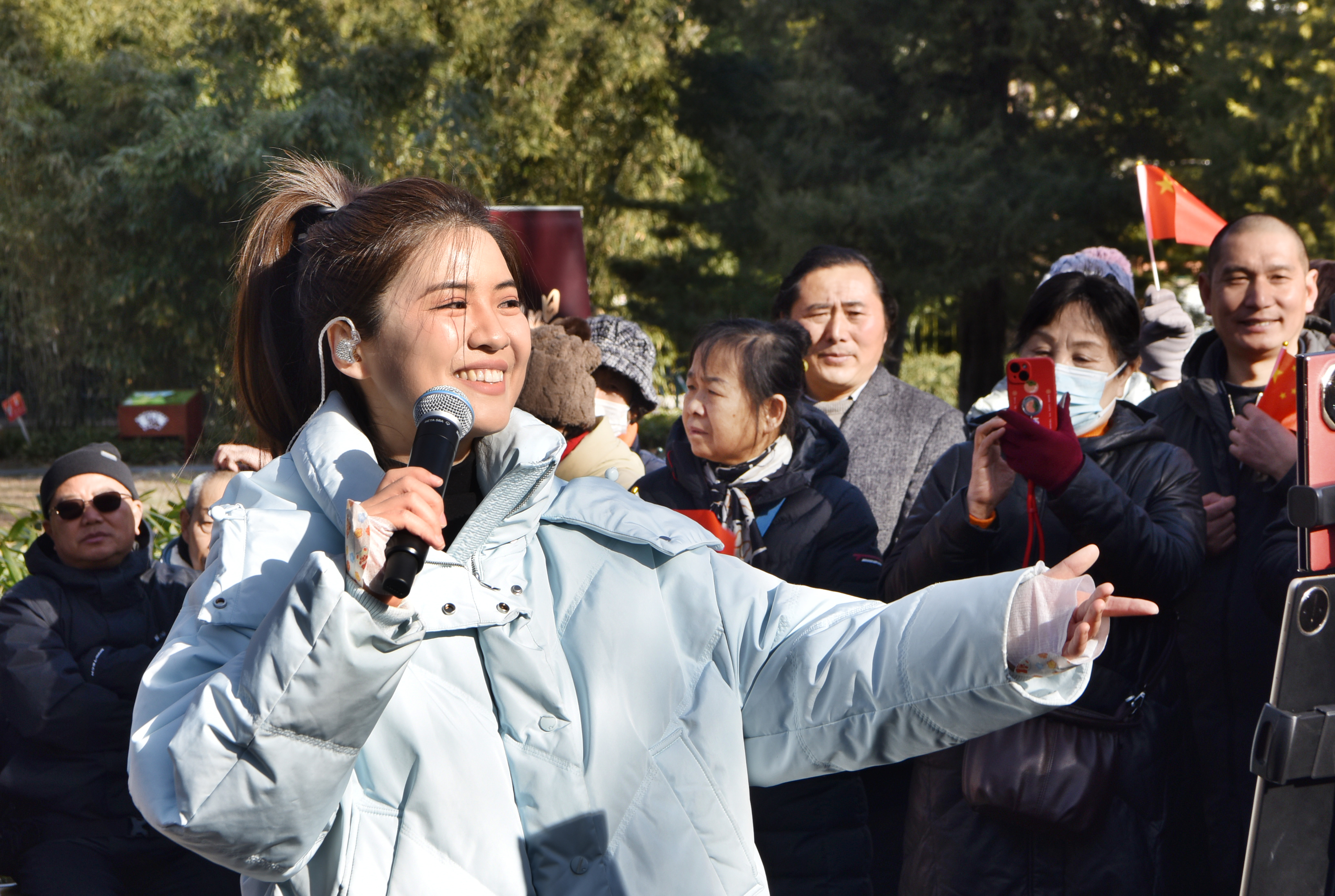 “艺术的生命在人民中间”！河南姑娘把红歌“搬进”北京公园