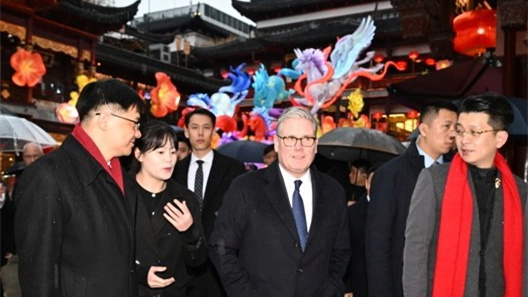 英首相在上海买蝴蝶酥品中国茶，还收获了一份小“惊喜”