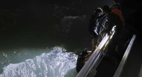 海南一货船倾覆致6人落水！4人已获救，仍有2人失联