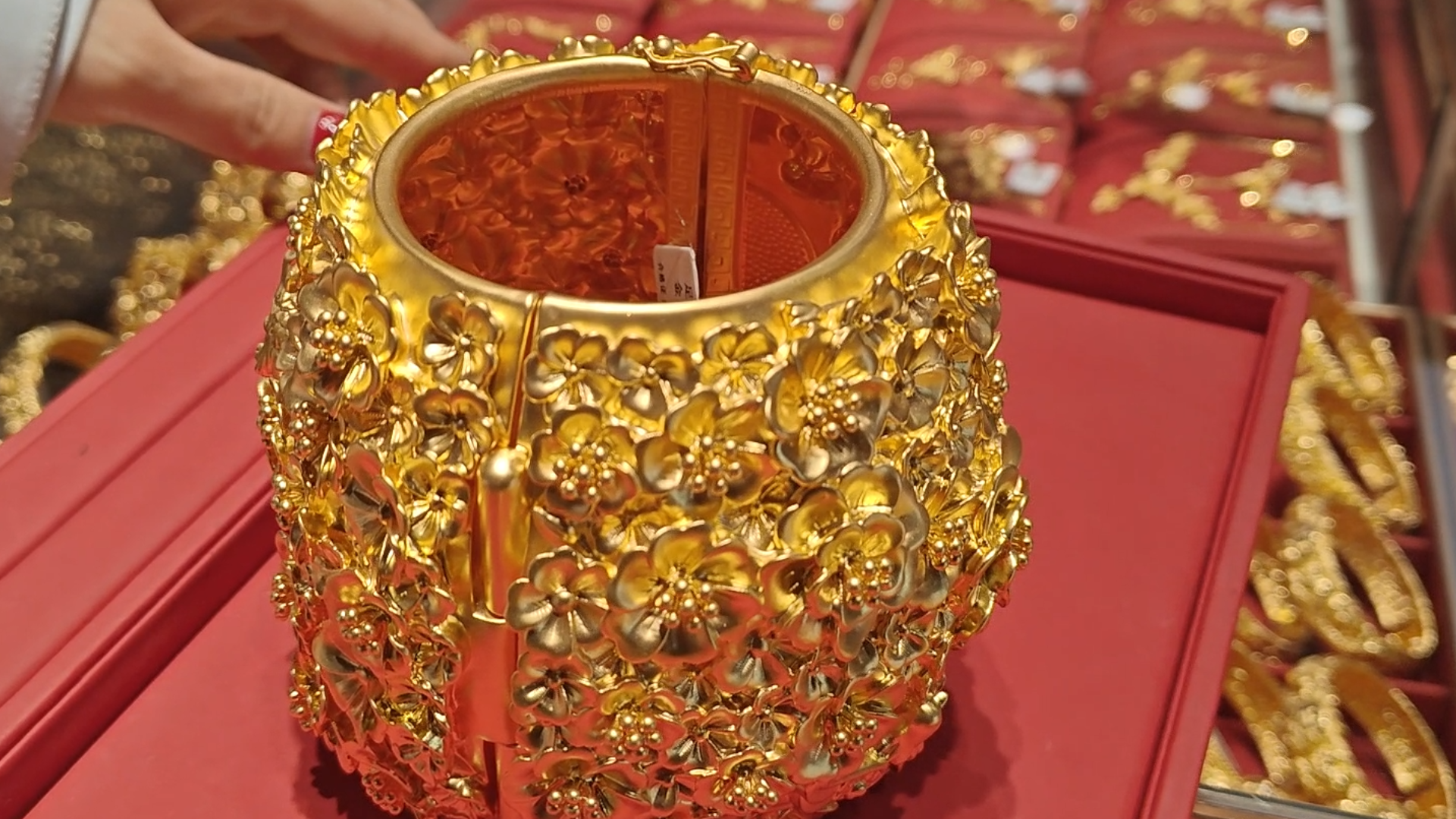 深圳水贝的金镯子居然有这么大 结婚佩戴完可以当观赏品