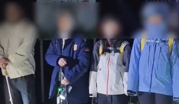 四人深山赏雪迷路，网友：不卖烤肠的山别再爬了