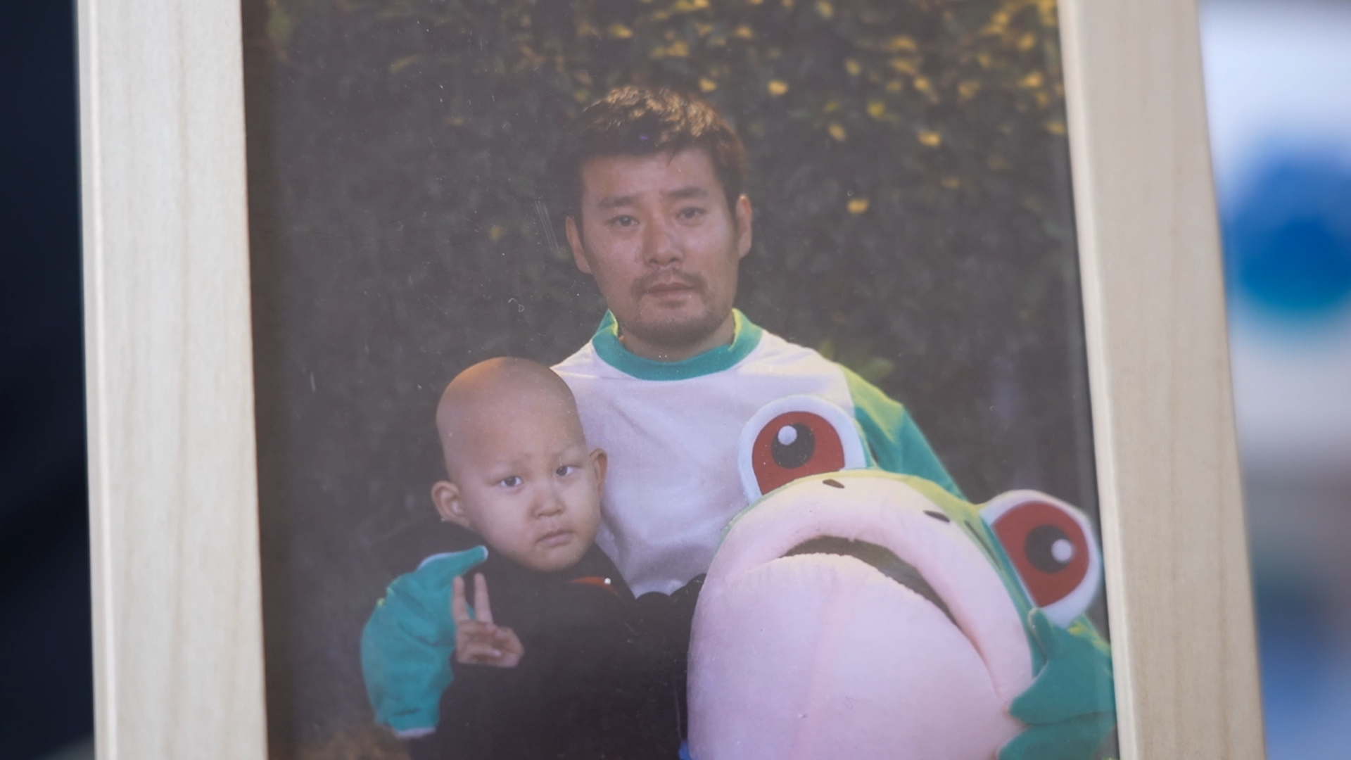 肿瘤患儿父亲带家长跳团舞，回忆儿子去世情景心痛落泪