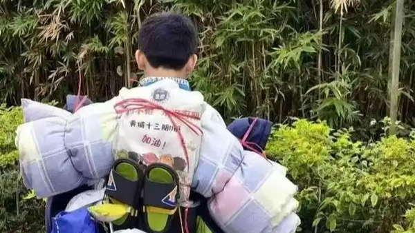 广州一中学生背影火了，一人扛起全部家当自理能力太能打