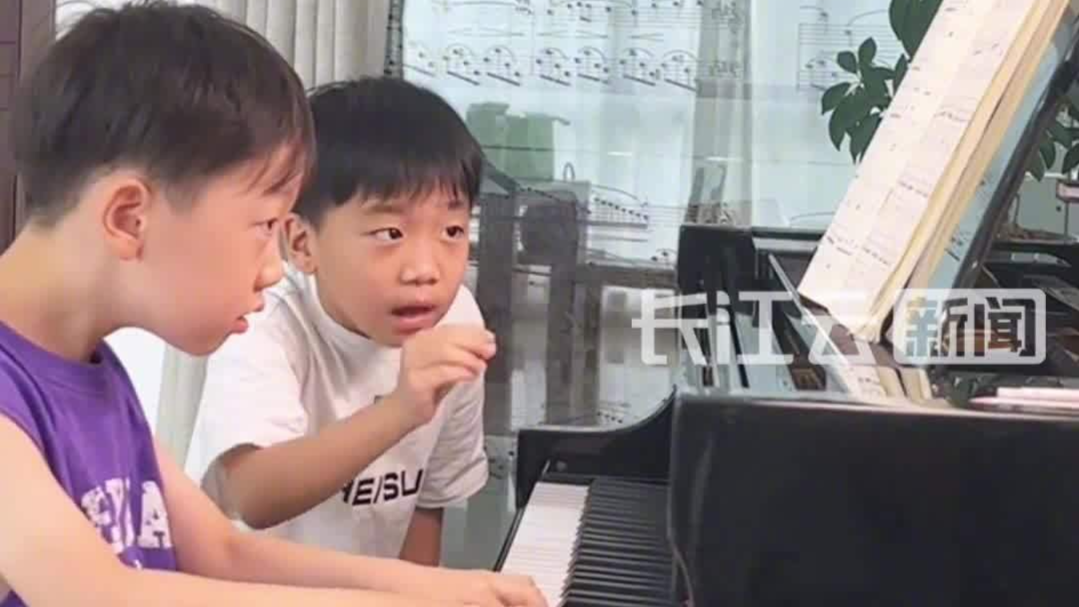小男孩教人弹钢琴气势拉满！网友：郎朗来了都得听两节课再走