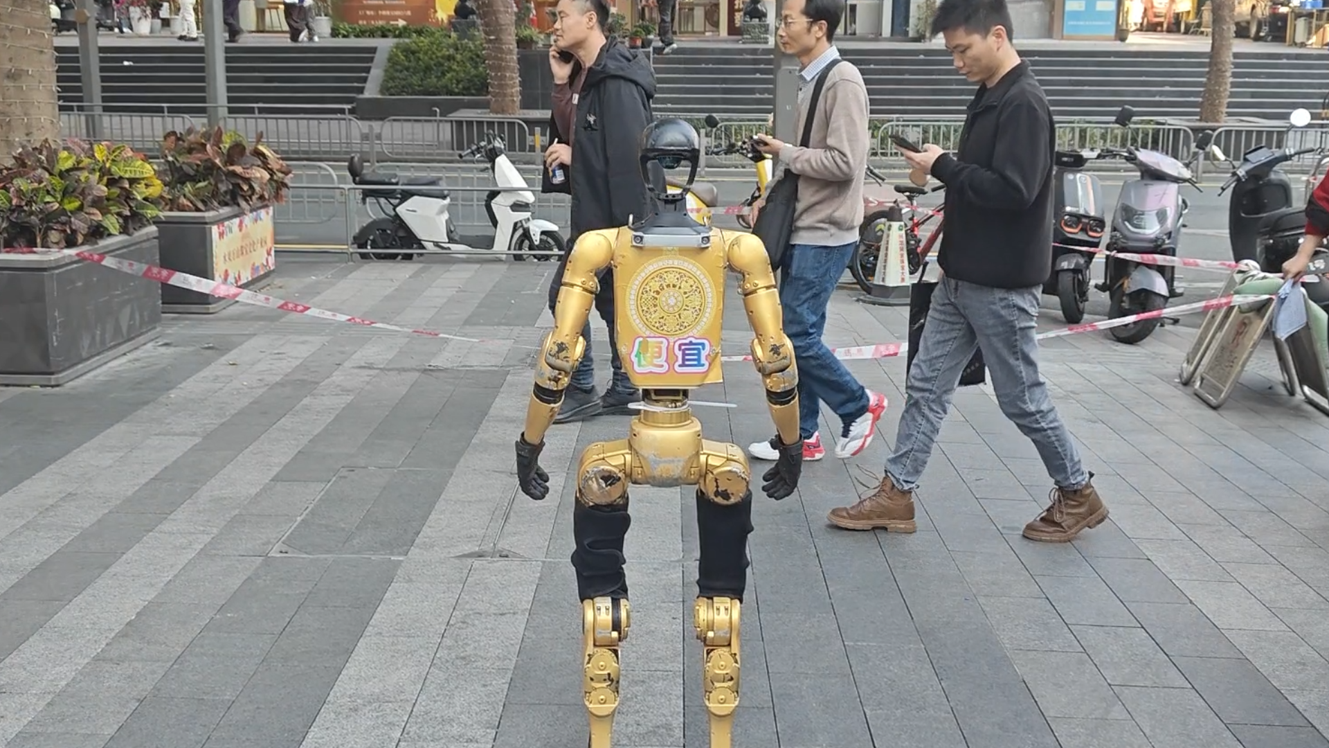 一天4000块  水贝商家“雇”宇树机器人揽客卖金子