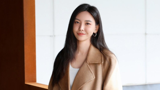 女星于文文演唱会上突然晕倒，被担架抬走送医！工作室回应