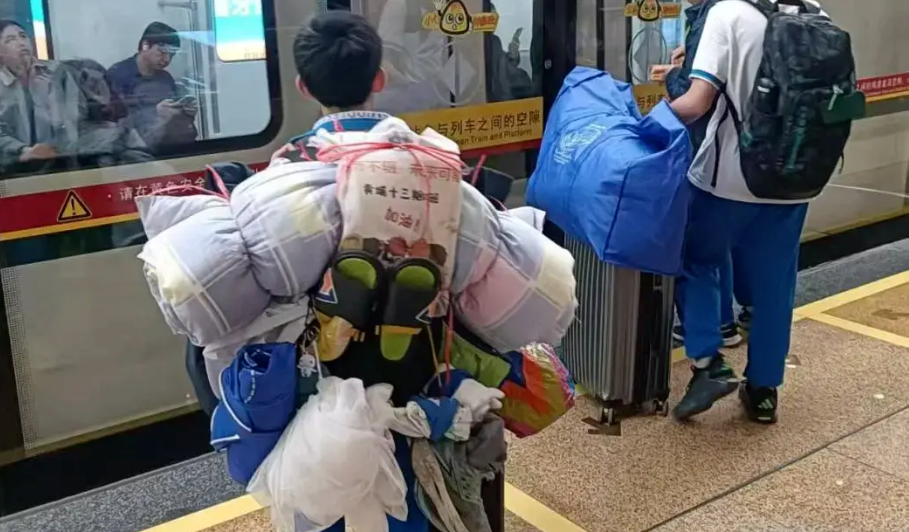 广州一中学生背影火了，“打包神技”引网友点赞！家长回应了