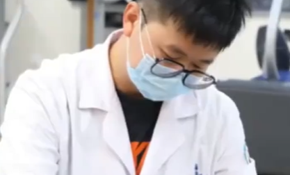 高中生爱跷二郎腿 起床突然下肢瘫痪