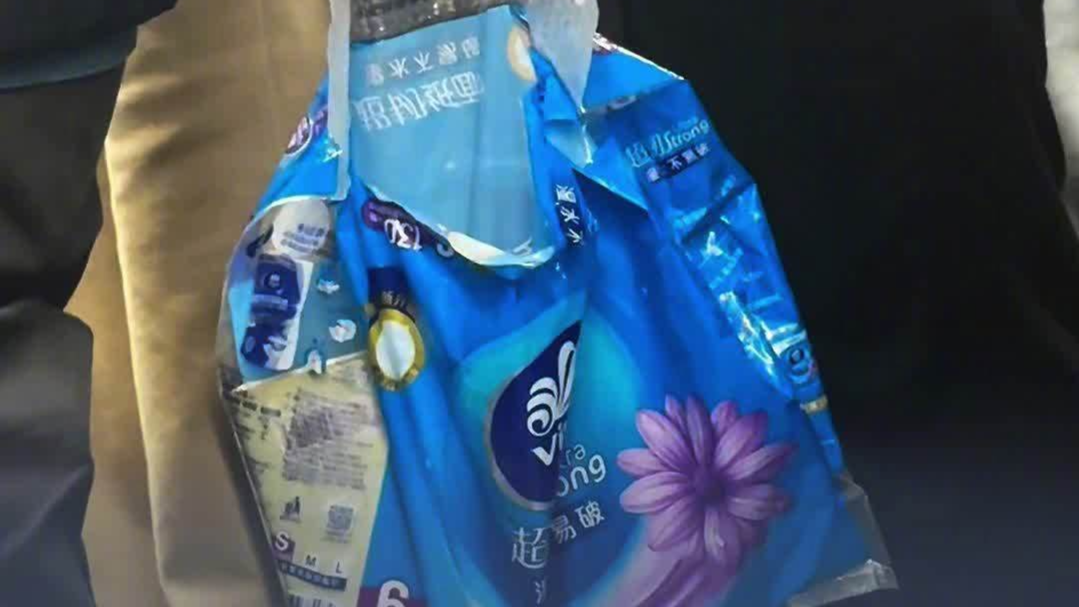 打工人的通勤包越来越抽象了