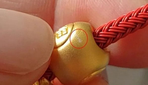 足金挂坠被指检测出含铁银钯，周生生发布情况说明