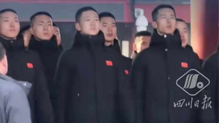 这就是中国军人，即便穿便衣，依旧气场全开！