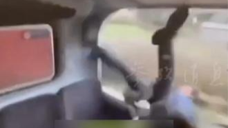 英国两少年在行驶的双层巴士顶层打闹，不慎直接从车窗坠落